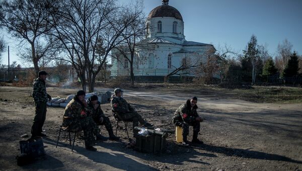 Бойцы ополчения ЛНР на блокпосту в поселке Новосветловка в Луганской области. Архивное фото Бойцы ополчения ЛНР на блокпосту в поселке Новосветловка в Луганской области. Архивное фото