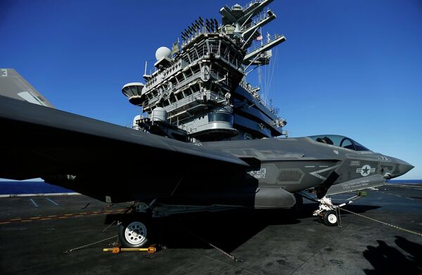 Американский истребитель F-35C сел на палубу авианосца Nimitz Американский истребитель F-35C сел на палубу авианосца Nimitz