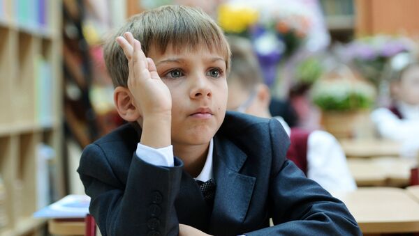 Школьник на уроке. Архивное фото Школьник на уроке. Архивное фото