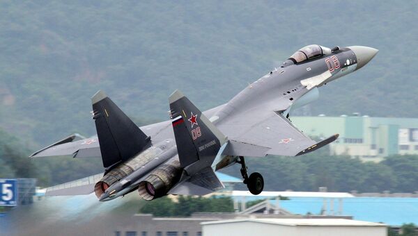 Российский истребитель СУ-35 во время выступления на авиасалоне в Чжухае, Китай Российский истребитель СУ-35 во время выступления на авиасалоне в Чжухае, Китай