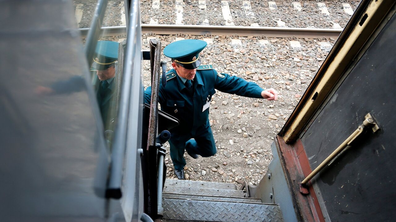 Двое литовских таможенников, проверяя поезд, случайно уехали в Россию