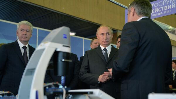 Президент России Владимир Путин (в центре) во время посещения выставке Сделано в России перед началом пленарного заседания второго Форума действий Общероссийского народного фронта в Москве Президент России Владимир Путин (в центре) во время посещения выставке Сделано в России перед началом пленарного заседания второго Форума действий Общероссийского народного фронта в Москве