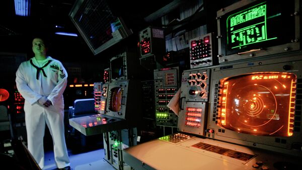 Офицер ВМС США в рубке управления корабля системы Aegis (Иджис) во время учений в Румынии Офицер ВМС США в рубке управления корабля системы Aegis (Иджис) во время учений в Румынии