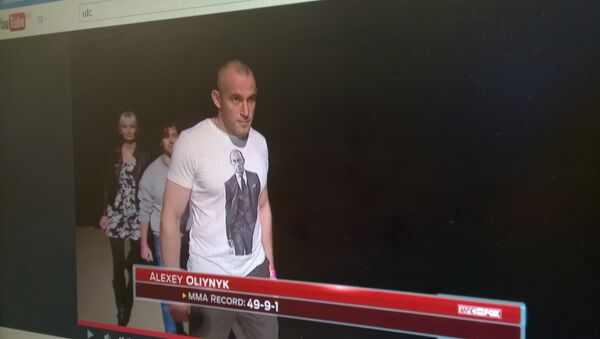 Украинский боец UFC Алексей Олейник вышел на взвешивание в майке с изображением Владимира Путина Украинский боец UFC Алексей Олейник вышел на взвешивание в майке с изображением Владимира Путина