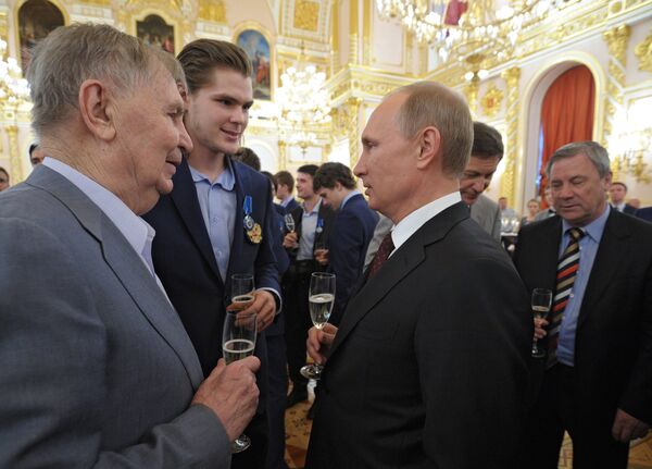 Президент России Владимир Путин, заслуженный тренер СССР Виктор Тихонов и его внук хоккеист Виктор Тихонов Президент России Владимир Путин, заслуженный тренер СССР Виктор Тихонов и его внук хоккеист Виктор Тихонов