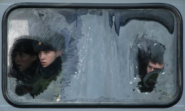 Сотрудники МВД в автобусе недалеко от места пожара в клубе Хромая лошадь в Перми Сотрудники МВД в автобусе недалеко от места пожара в клубе Хромая лошадь в Перми