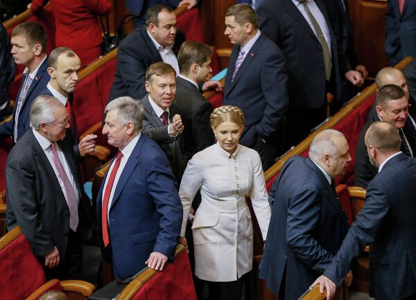 Новоизбранный депутат, Юлия Тимошенко на первой сессии нового парламента Украины Новоизбранный депутат, Юлия Тимошенко на первой сессии нового парламента Украины