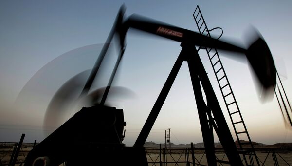 Добыча нефти. Архивное фото Добыча нефти. Архивное фото