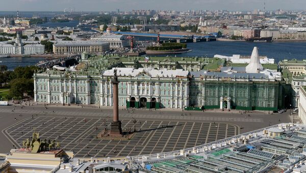 Вид на Дворцовую площадь и Государственный Эрмитаж в Санкт-Петербурге. Архивное фото Вид на Дворцовую площадь и Государственный Эрмитаж в Санкт-Петербурге. Архивное фото