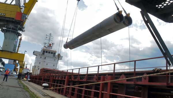 Разгрузка труб для Морского газопровода Южный поток для складирования в порту Бургас. Архивное фото Разгрузка труб для Морского газопровода Южный поток для складирования в порту Бургас. Архивное фото