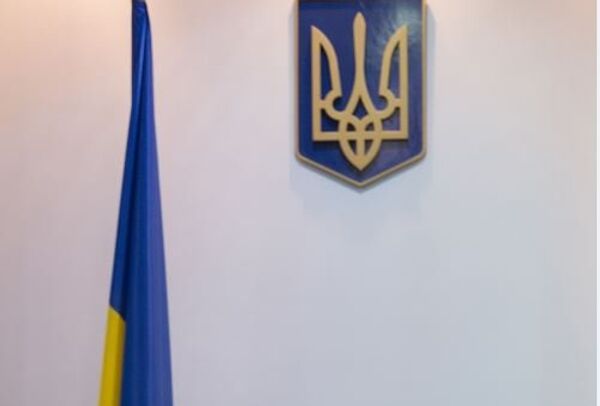 Флаг и герб Украины. Архивное фото Флаг и герб Украины. Архивное фото