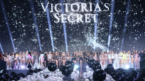 Модели во время показа Victoria's Secret. Архивное фото Модели во время показа Victoria's Secret. Архивное фото