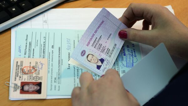 Выдача водительского удостоверения. Архивное фото Выдача водительского удостоверения. Архивное фото