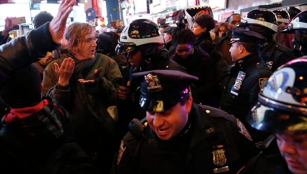 Столкновения полиции с протестующими в Нью-Йорке, США Столкновения полиции с протестующими в Нью-Йорке, США