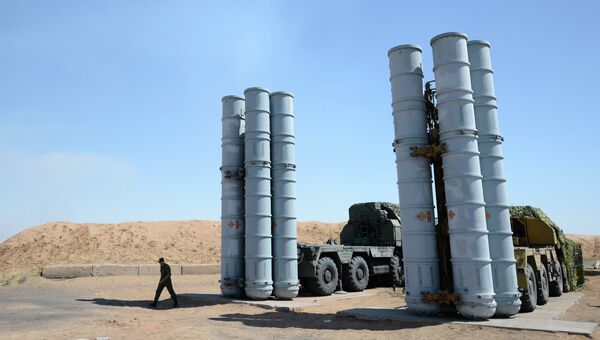 Военнослужащий у зенитно-ракетной системы С-300ПС на полигоне Ашулук в Астраханской области Военнослужащий у зенитно-ракетной системы С-300ПС на полигоне Ашулук в Астраханской области