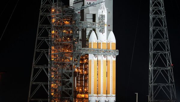 Космический корабль Orion и тяжелая ракета-носитель Delta-4 на стартовой площадке. Архивное фото Космический корабль Orion и тяжелая ракета-носитель Delta-4 на стартовой площадке. Архивное фото