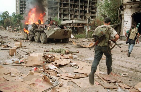 Чеченские боевики во время уличных боев в Грозном. Чеченские боевики во время уличных боев в Грозном.