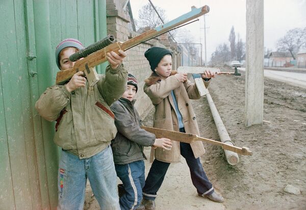 Чеченские дети с игрушечным оружием в пригороде Грозного Чеченские дети с игрушечным оружием в пригороде Грозного