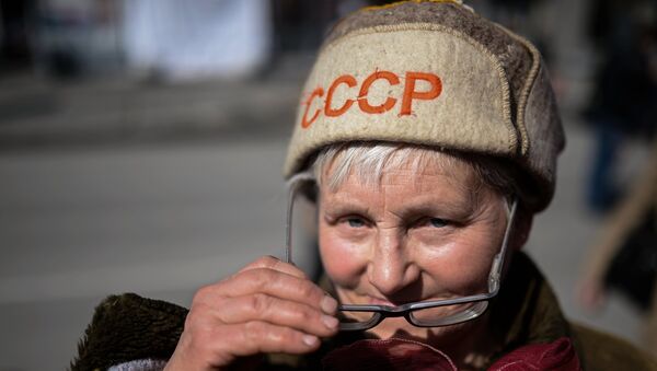 Участница первомайской демонстрации на Красном проспекте в Новосибирске Участница первомайской демонстрации на Красном проспекте в Новосибирске