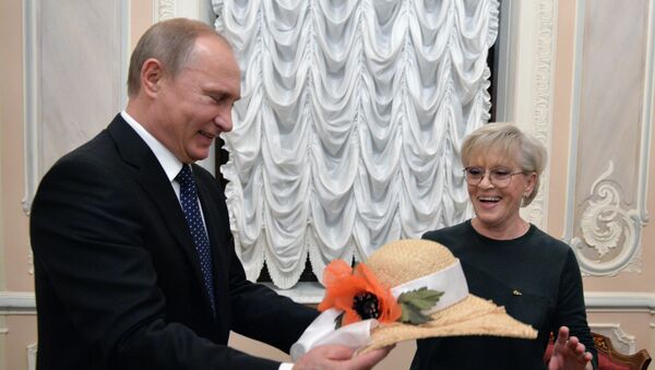 Президент России Владимир Путин поздравляет народную артистку СССР, актрису Государственного академического Большого драматического театра имени Г.А.Товстоногова Алису Фрейндлих с юбилеем во время посещения театра Президент России Владимир Путин поздравляет народную артистку СССР, актрису Государственного академического Большого драматического театра имени Г.А.Товстоногова Алису Фрейндлих с юбилеем во время посещения театра
