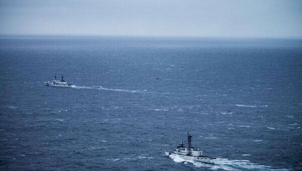Катера береговой охраны США во время поисковых работ на месте гибели корейского судна Орион-501. Архивное фото Катера береговой охраны США во время поисковых работ на месте гибели корейского судна Орион-501. Архивное фото