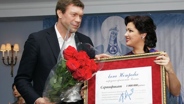 Анна Нетребко передала сертификат на миллион рублей Олегу Цареву Анна Нетребко передала сертификат на миллион рублей Олегу Цареву