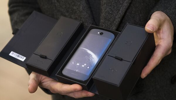 YotaPhone 2. Архивное фото YotaPhone 2. Архивное фото