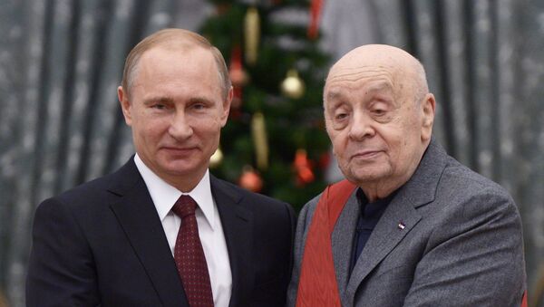 Президент России Владимир Путин награждает орденом За заслуги перед отечеством I степени артиста театра ленком Леонида Броневого. 22 декабря 2014 Президент России Владимир Путин награждает орденом За заслуги перед отечеством I степени артиста театра ленком Леонида Броневого. 22 декабря 2014