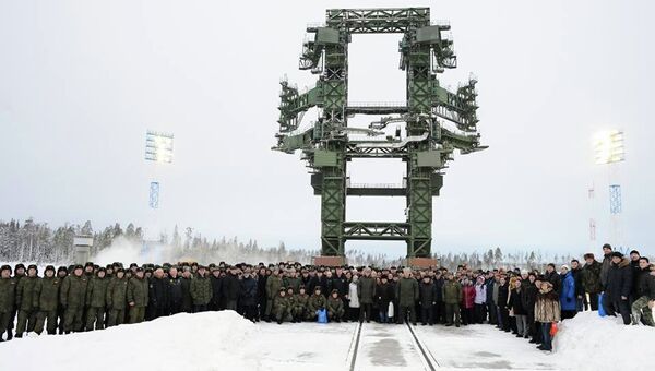 Боевой расчет и зрители запуска ракеты-носителя тяжелого класса Ангара-А5 на космодроме Плесецк Боевой расчет и зрители запуска ракеты-носителя тяжелого класса Ангара-А5 на космодроме Плесецк