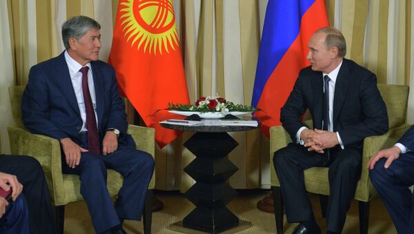 Президент России Владимир Путин и президент Киргизии Алмазбек Атамбаев. Архивное фото Президент России Владимир Путин и президент Киргизии Алмазбек Атамбаев. Архивное фото