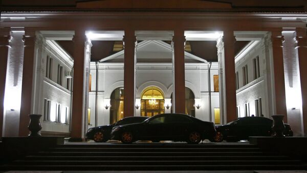 Около здания правительства во время переговоров по урегулированию украинского кризиса в Минске. Архивное фото Около здания правительства во время переговоров по урегулированию украинского кризиса в Минске. Архивное фото