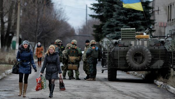 Местные жители проходят мимо солдат украинской армии в селе Дебальцево, Донецкая область. Архивное фото Местные жители проходят мимо солдат украинской армии в селе Дебальцево, Донецкая область. Архивное фото