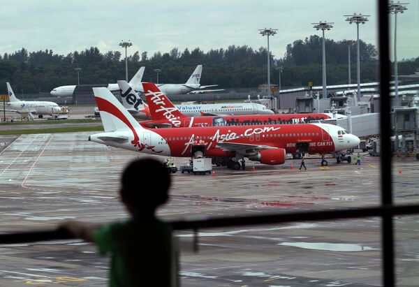 Самолеты компании Air Asia в аэропорту Чанги в Сингапуре Самолеты компании Air Asia в аэропорту Чанги в Сингапуре