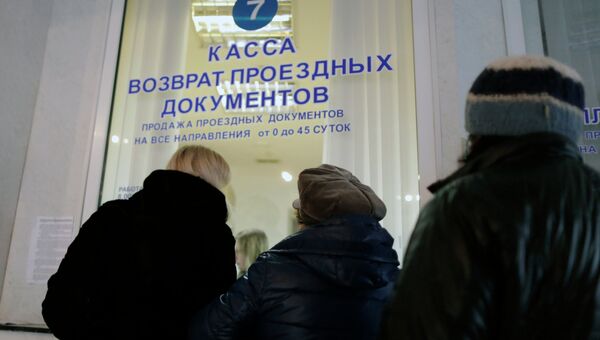 Очередь в кассу на железнодорожном вокзале в Симферополе Очередь в кассу на железнодорожном вокзале в Симферополе