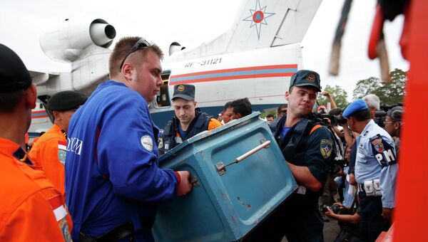 Спасатели МЧС участвуют в операции по поиску потерпевшего крушение самолета AirAsia в Индонезии Спасатели МЧС участвуют в операции по поиску потерпевшего крушение самолета AirAsia в Индонезии