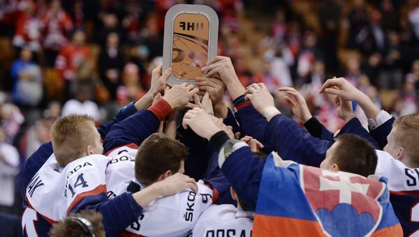 гроки сборной Словакии с призом за третье место чемпионата мира по хоккею среди молодежных команд гроки сборной Словакии с призом за третье место чемпионата мира по хоккею среди молодежных команд
