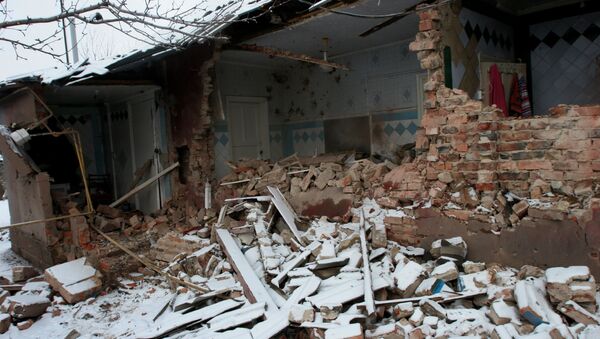 Последствия обстрела Донецка украинскими силовиками. Архивное фото Последствия обстрела Донецка украинскими силовиками. Архивное фото