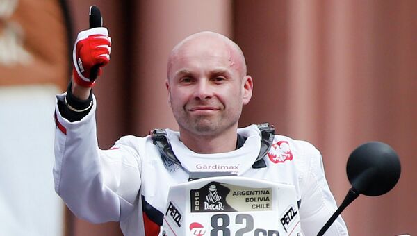 Польский гонщик Михал Херник перед началом гонки Дакар-2015 Польский гонщик Михал Херник перед началом гонки Дакар-2015
