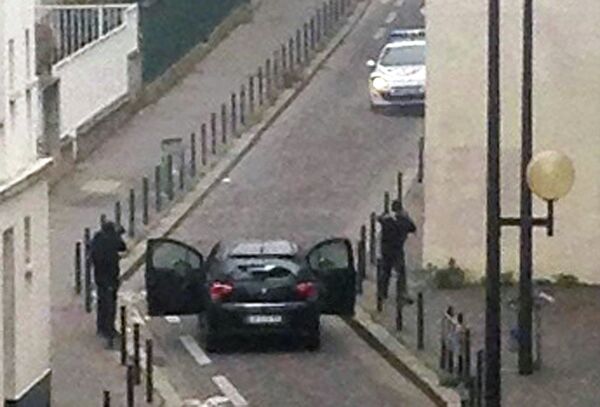 Вооруженные люди возле офиса издания Charlie Hebdo в Париже Вооруженные люди возле офиса издания Charlie Hebdo в Париже