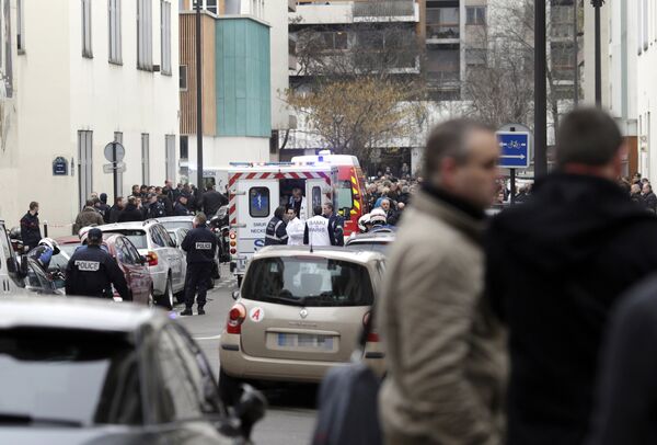 Автомобили скорой помощи возле офиса издания Charlie Hebdo в Париже Автомобили скорой помощи возле офиса издания Charlie Hebdo в Париже
