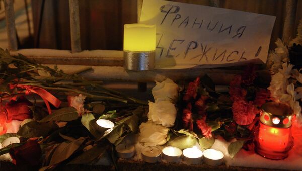 Акция скорби возле посольства Франции в Москве Акция скорби возле посольства Франции в Москве
