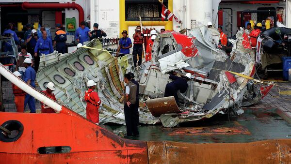 Поднятая со дна Яванского моря секция самолёта AirAsia Indonesia Поднятая со дна Яванского моря секция самолёта AirAsia Indonesia