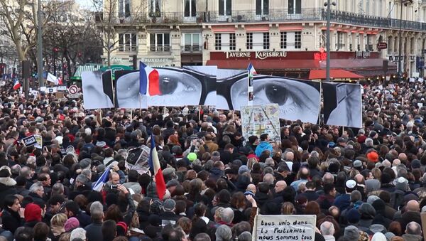 Парижане вышли на марш против терроризма с карикатурами Charlie Hebdo в руках Парижане вышли на марш против терроризма с карикатурами Charlie Hebdo в руках