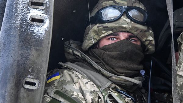 Солдат украинской армии на позиции возле аэропорта Донецка. Архивное фото Солдат украинской армии на позиции возле аэропорта Донецка. Архивное фото