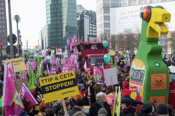 Протестующе против подписания соглашения о Трансатлантическом торговом и инвестиционном партнерстве (TTIP) в Берлине Протестующе против подписания соглашения о Трансатлантическом торговом и инвестиционном партнерстве (TTIP) в Берлине