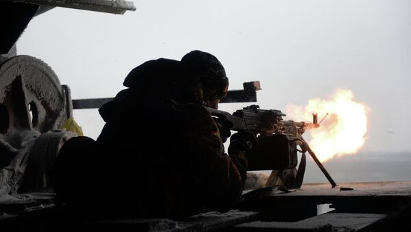 Боец Правого сектора ведет огонь из пулемета по позициям ополченцев под Донецком, Украина. Архивное фото Боец Правого сектора ведет огонь из пулемета по позициям ополченцев под Донецком, Украина. Архивное фото