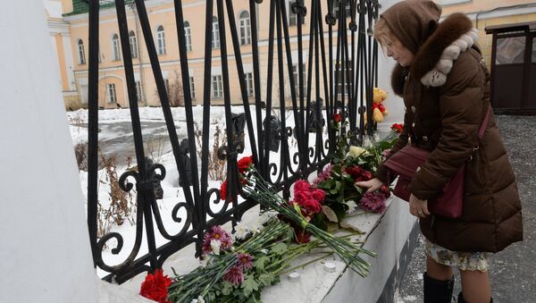 Цветы и свечи у посольства Армении в Москве в связи с трагедией в Гюмри. Архивное фото Цветы и свечи у посольства Армении в Москве в связи с трагедией в Гюмри. Архивное фото