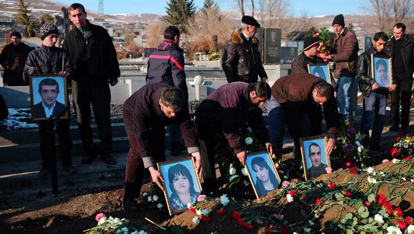 Похороны семьи из шести человек, убитой в Гюмри, Армения Похороны семьи из шести человек, убитой в Гюмри, Армения