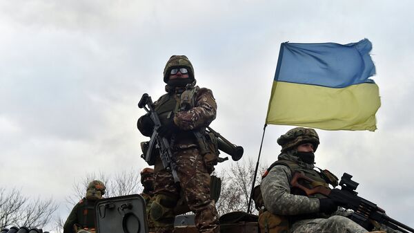 Украинские военные на бронетранспортере в районе Дебальцево, Донецкая область. Архивное фото Украинские военные на бронетранспортере в районе Дебальцево, Донецкая область. Архивное фото