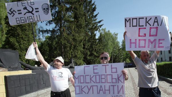 Мужчины развернули плакаты с антироссийским содержанием на Холме Славы во Львове Мужчины развернули плакаты с антироссийским содержанием на Холме Славы во Львове